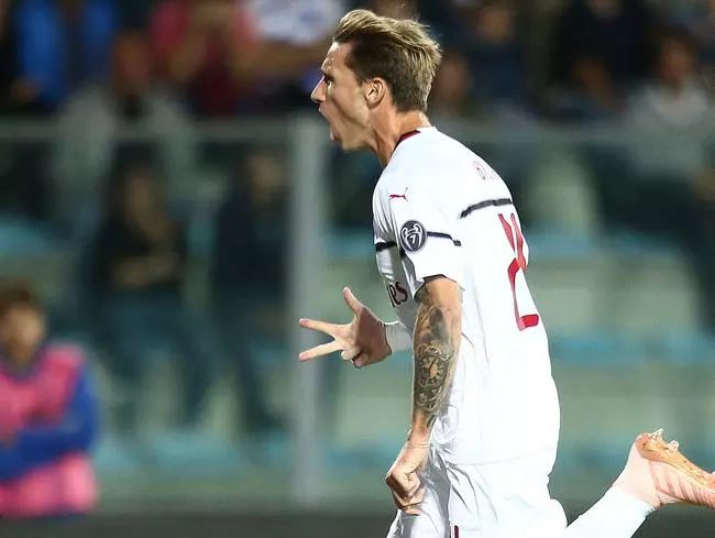  AC米兰防线送礼遭绝杀  