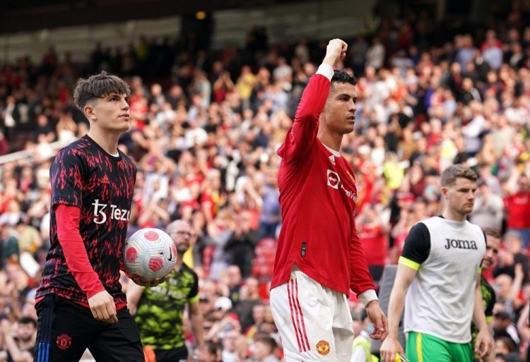  曼联小将帽子戏法震惊伊蒂哈德  